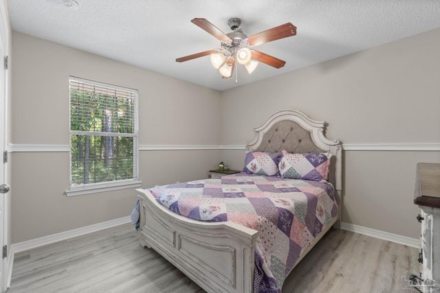 9518 Pouder Ln, Navarre, FL 32566