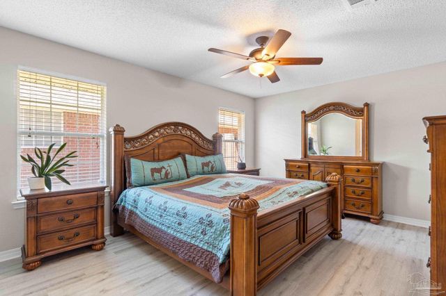 9518 Pouder Ln, Navarre, FL 32566