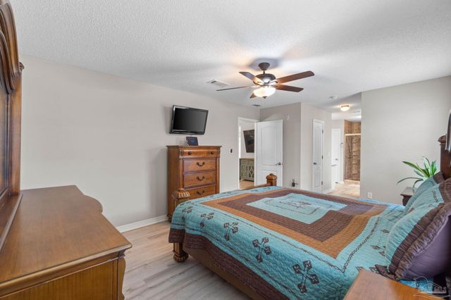 9518 Pouder Ln, Navarre, FL 32566