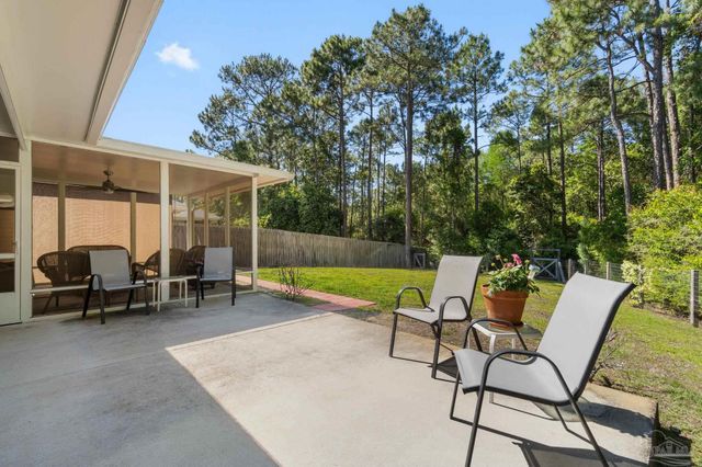 9518 Pouder Ln, Navarre, FL 32566
