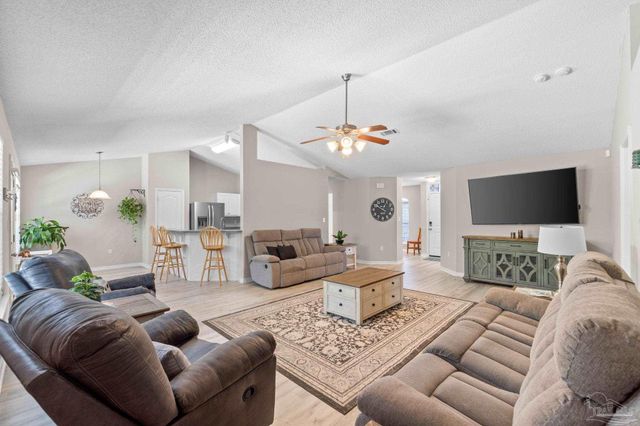 9518 Pouder Ln, Navarre, FL 32566