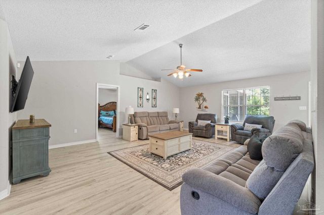 9518 Pouder Ln, Navarre, FL 32566
