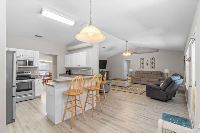 9518 Pouder Ln, Navarre, FL 32566