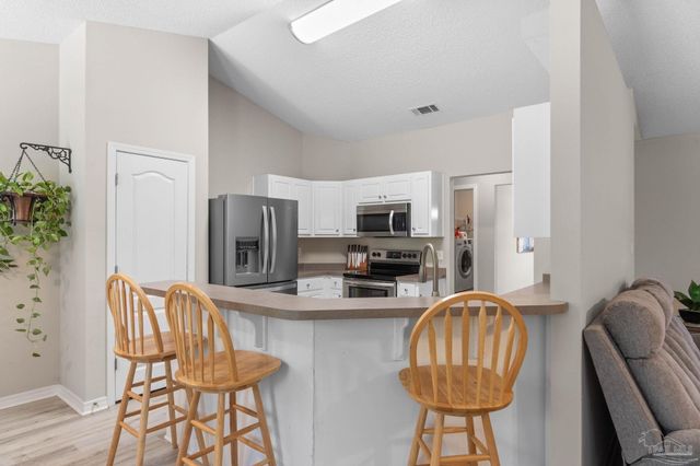 9518 Pouder Ln, Navarre, FL 32566