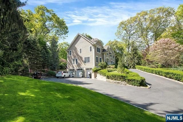 533 W Saddle River Road, Upper Saddle River, NJ 07458