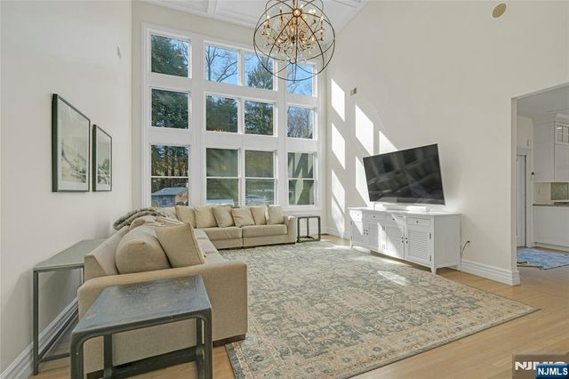 533 W Saddle River Road, Upper Saddle River, NJ 07458