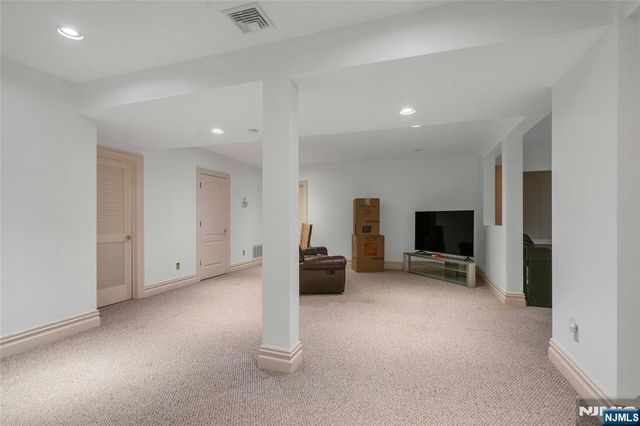 533 W Saddle River Road, Upper Saddle River, NJ 07458