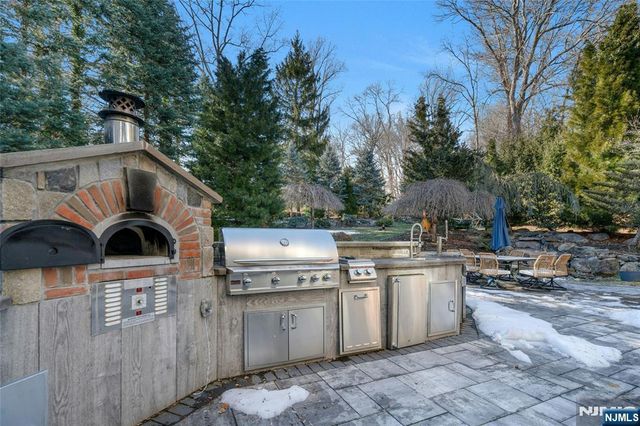 533 W Saddle River Road, Upper Saddle River, NJ 07458