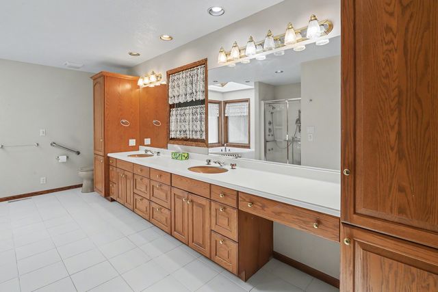 2062 Hickory Trail, Pella, IA 50219