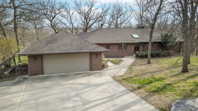 2062 Hickory Trail, Pella, IA 50219