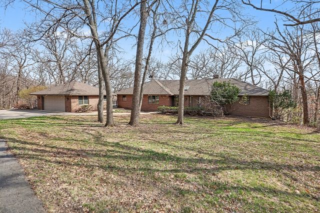 2062 Hickory Trail, Pella, IA 50219