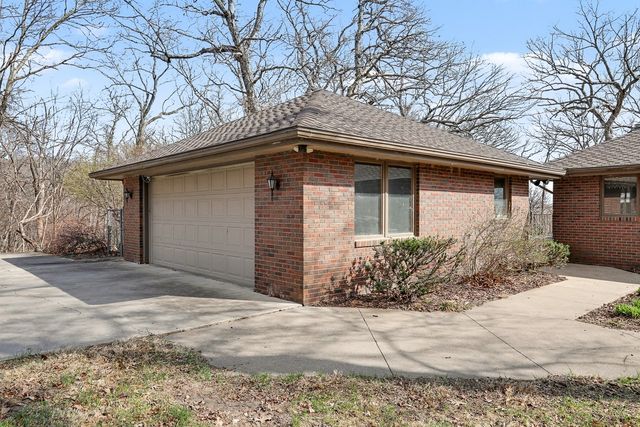 2062 Hickory Trail, Pella, IA 50219
