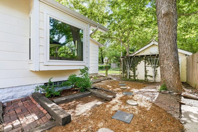242 S Volutsia Ave, Wichita, KS 67211