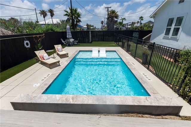 227 S 11th St, Port Aransas, TX 78373