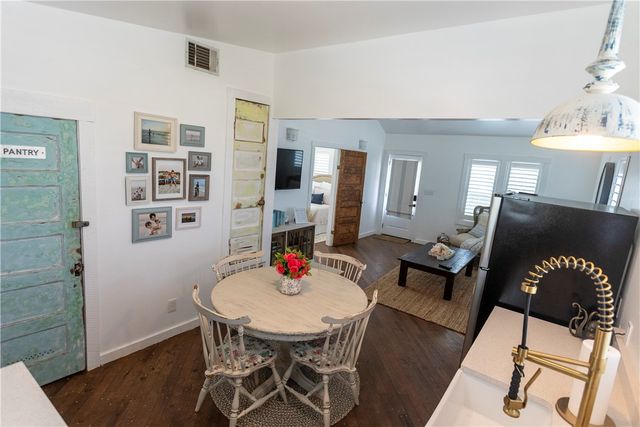 227 S 11th St, Port Aransas, TX 78373