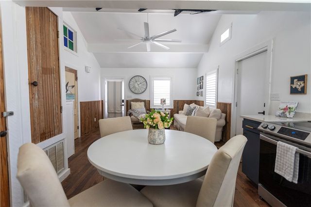 227 S 11th St, Port Aransas, TX 78373