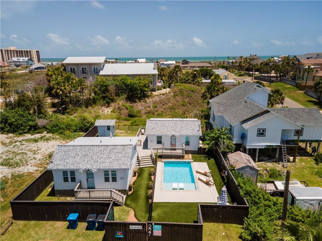 227 S 11th St, Port Aransas, TX 78373