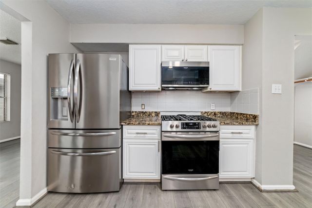 10810 Meadow Walk Lane, Houston, TX 77067