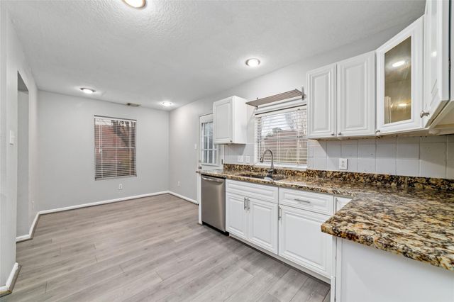 10810 Meadow Walk Lane, Houston, TX 77067