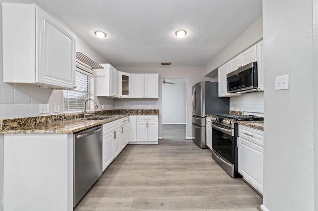 10810 Meadow Walk Lane, Houston, TX 77067