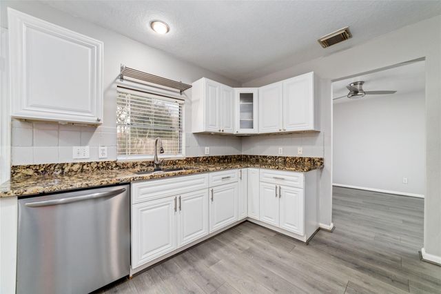 10810 Meadow Walk Lane, Houston, TX 77067