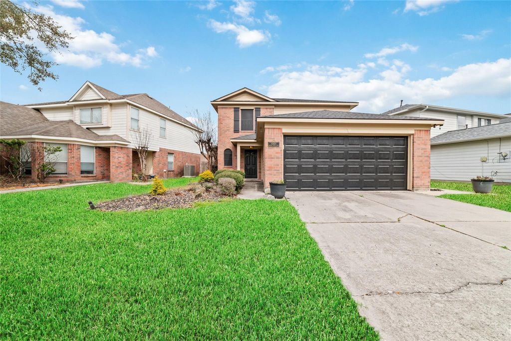 10810 Meadow Walk Lane, Houston, TX 77067