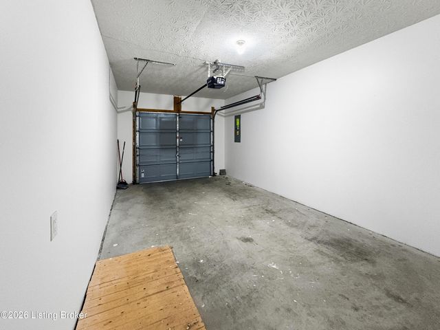 12007 Fallen Oak Ct, Louisville, KY 40245