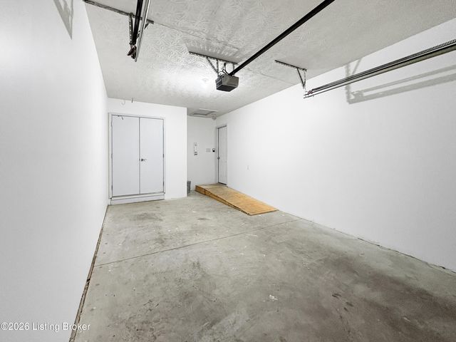 12007 Fallen Oak Ct, Louisville, KY 40245