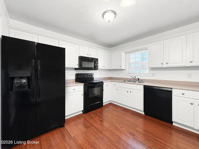 12007 Fallen Oak Ct, Louisville, KY 40245