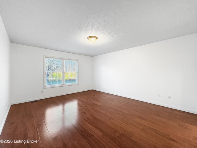 12007 Fallen Oak Ct, Louisville, KY 40245