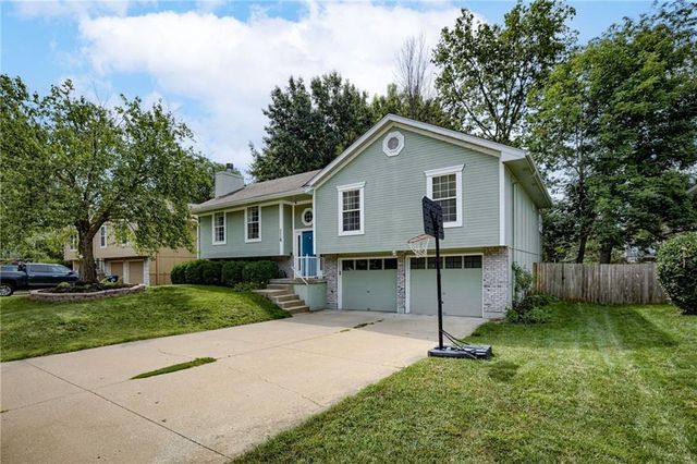 1118 SW Eastman Court, Blue Springs, MO 64015