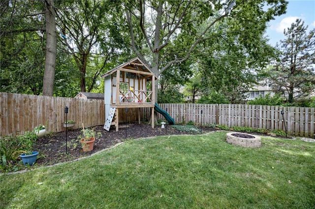 1118 SW Eastman Court, Blue Springs, MO 64015