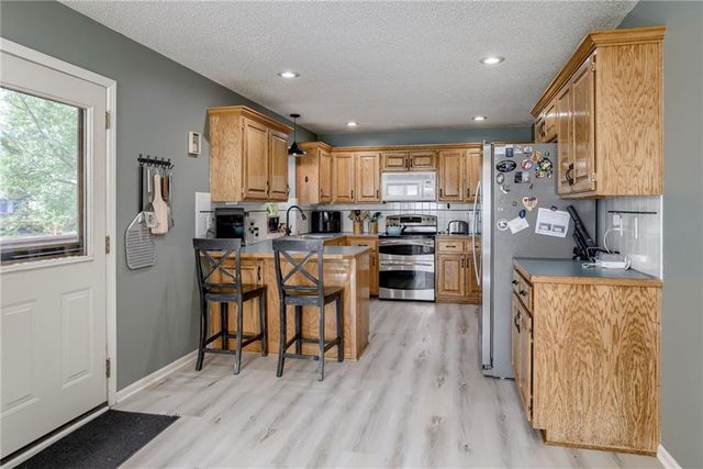 1118 SW Eastman Court, Blue Springs, MO 64015