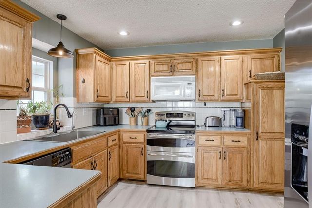 1118 SW Eastman Court, Blue Springs, MO 64015