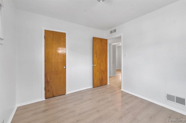 6571 N Highland Street, Dearborn Heights, MI 48127