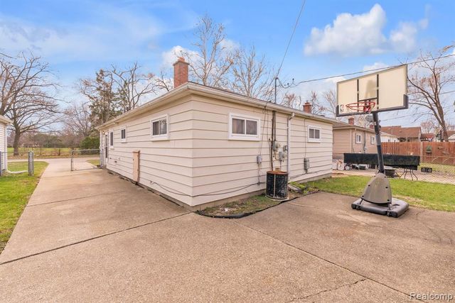 6571 N Highland Street, Dearborn Heights, MI 48127