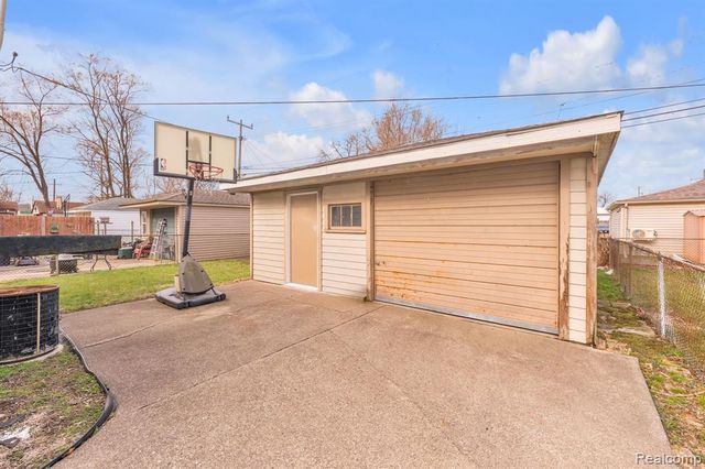 6571 N Highland Street, Dearborn Heights, MI 48127