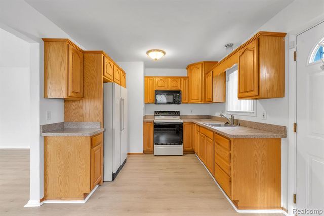 6571 N Highland Street, Dearborn Heights, MI 48127