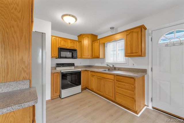 6571 N Highland Street, Dearborn Heights, MI 48127