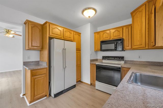 6571 N Highland Street, Dearborn Heights, MI 48127