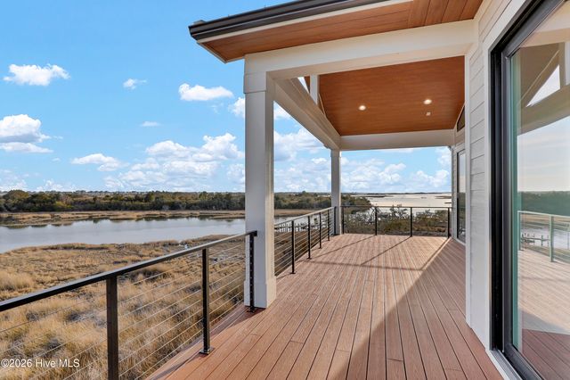 113 Diamond Pt Court, Surf City, NC 28445