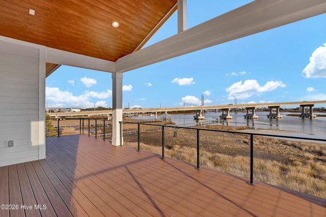 113 Diamond Pt Court, Surf City, NC 28445