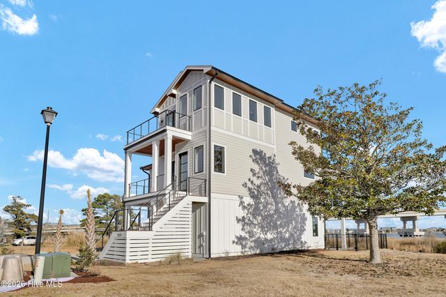 113 Diamond Pt Court, Surf City, NC 28445