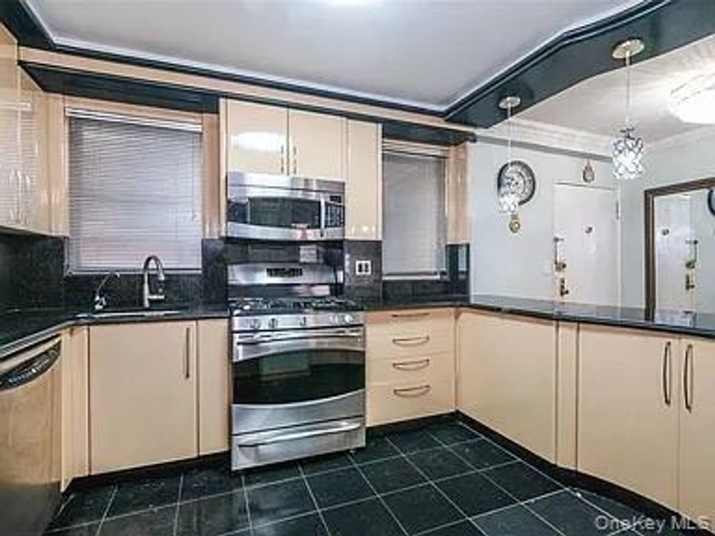 98-05 63rd Road 5E, Rego Park, NY 11374 — photo 2