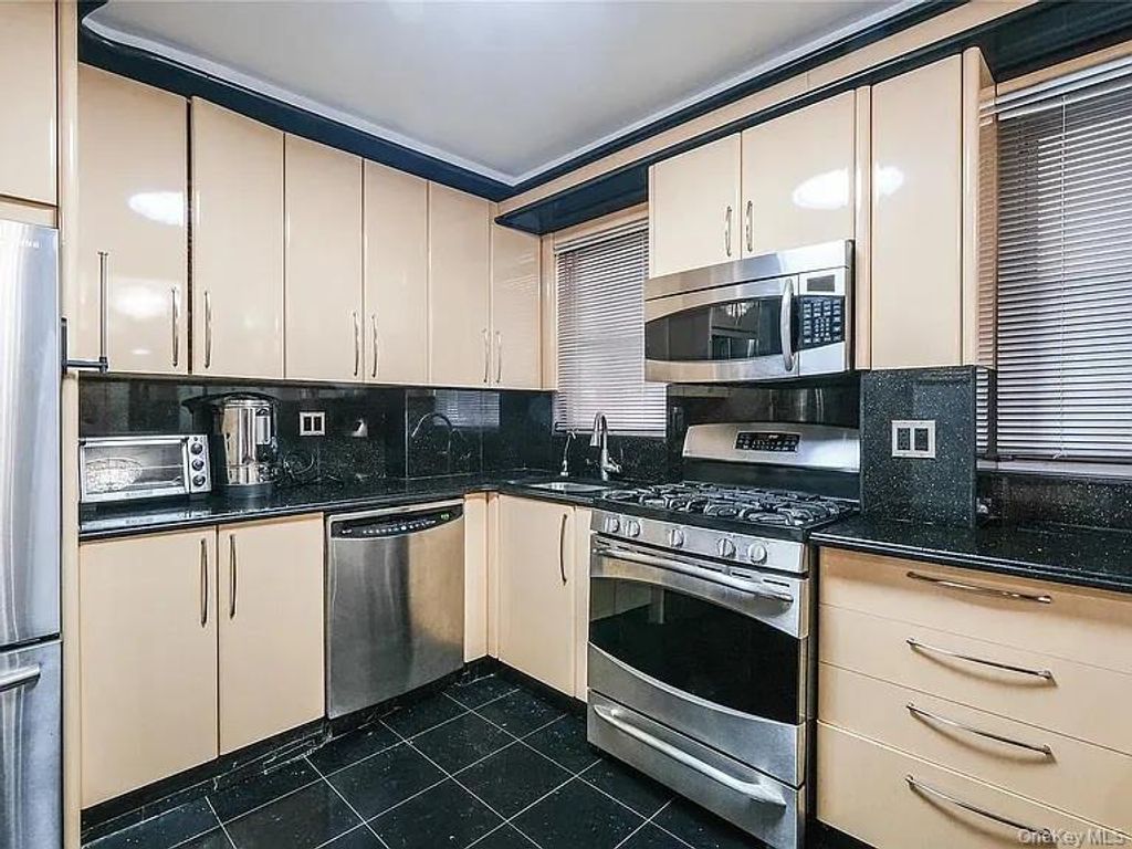98-05 63rd Road 5E, Rego Park, NY 11374 — photo 3