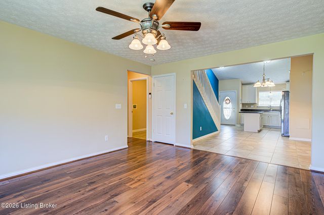 8821 Stony Falls Way, Jeffersontown, KY 40299