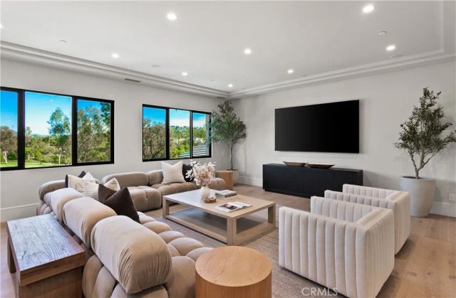 76 Hillcrest Lane, Newport Beach, CA 92660