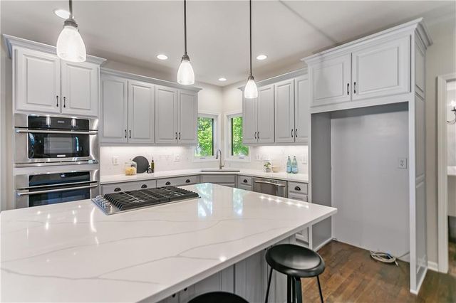 5255 W 129TH Terrace, Leawood, KS 66209