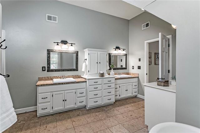 5255 W 129TH Terrace, Leawood, KS 66209