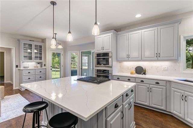 5255 W 129TH Terrace, Leawood, KS 66209